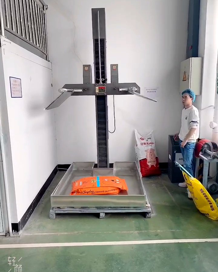 Equipo Drop Test en laboratorio QA · ensayo de caída con saco de pet food
