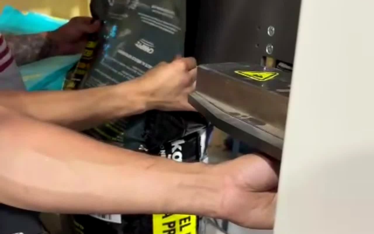 Sistema Heat-Seal ALFA EDGE en operación · línea termosellado